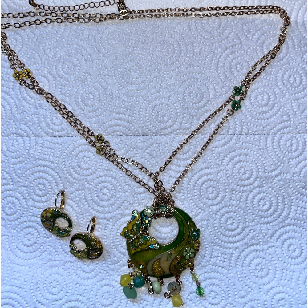 Women’s attractive necklace with matching earrings